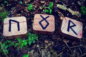 Runa Isa: Leyenda mitológica y significado de las antiguas runas vikingas