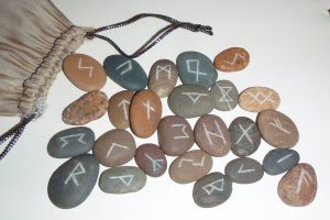Runa Mannaz: Leyenda mitológica y significado de las antiguas runas vikingas