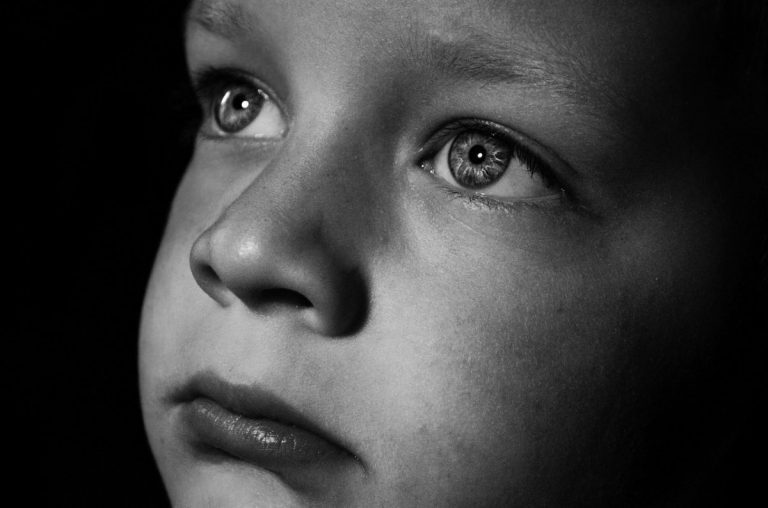 trauma de omision y como sanarlo nino con mirada triste foto oscura ¿has escuchado hablar del trauma de omisión? y de ¿como sanarlo? ID174683 - hermandadblanca.org