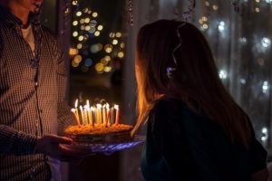 Numerología del natalicio: mensaje del universo 2 girl blowing out birthday candles numerologia el dia del natalicio y su significado i211596