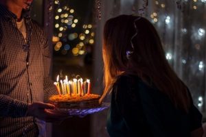 girl blowing out birthday candles numerologia el dia del natalicio y su significado i211596