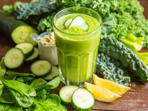 ideas detox veganas para depurar el organismo batido vitaminico con verduras y brotes verdes zumos batidos y cremas crudas i211376