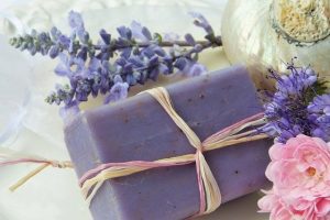 soap 2726387 640 flores y aceite de lavanda relajacion y espiritualidad i212840