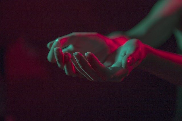 hands 996978 640 las nuevas energias para el 2020 un mensaje del consejo arcturiano i216781