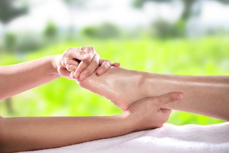 Cómo masajear los pies: 12 técnicas de relajación y alivio del dolor muscular
