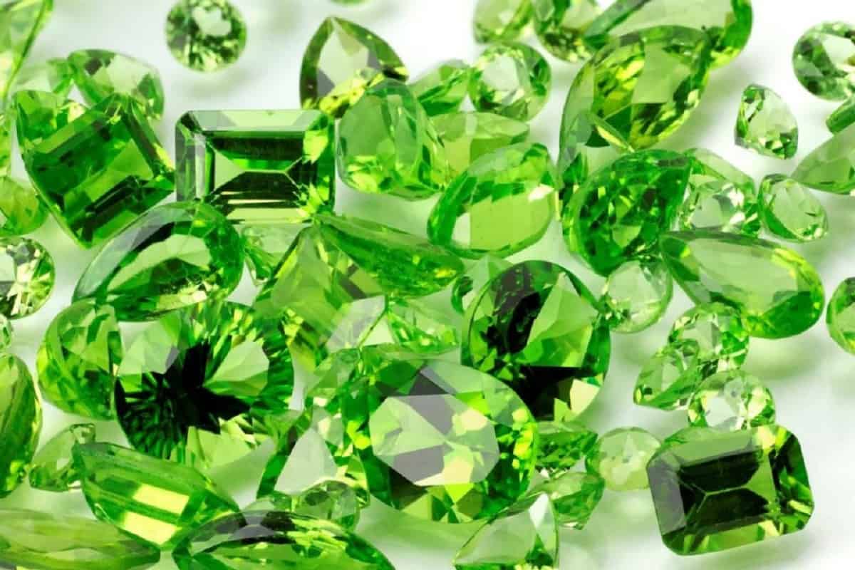 istock 157617360 pilha de peridoto ou chysol 2 olivino el mineral que mas se encuentra en la corteza terrestre i235596