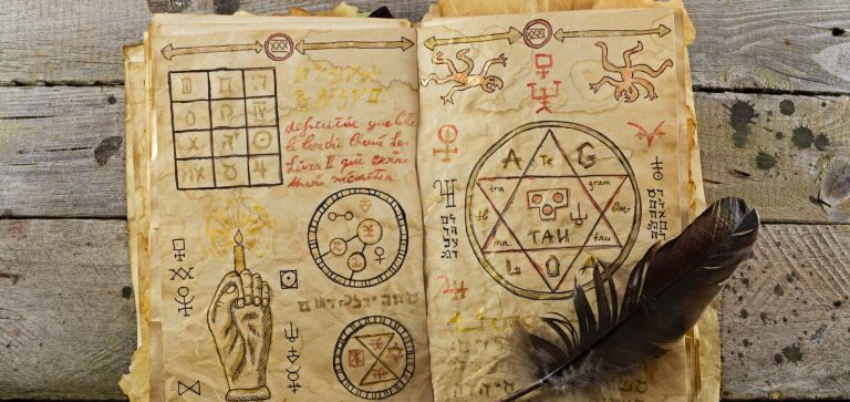 Grimorio, notas llenas de magia y conocimiento