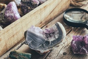 Consejos para reconocer gemas y cristales falsificados