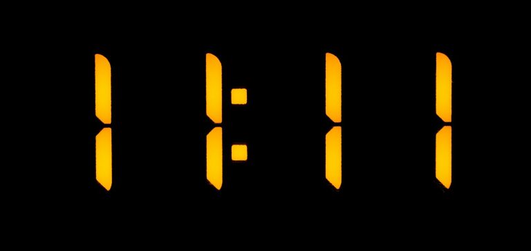 Nacer en una hora espejo: conoce su significado