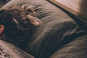 La posición del sueño y tu salud: cómo adoptar las mejores posturas