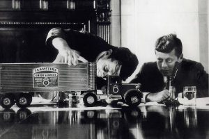 ¡Sigue camionando!  |  John F. Kennedy a través de Losha