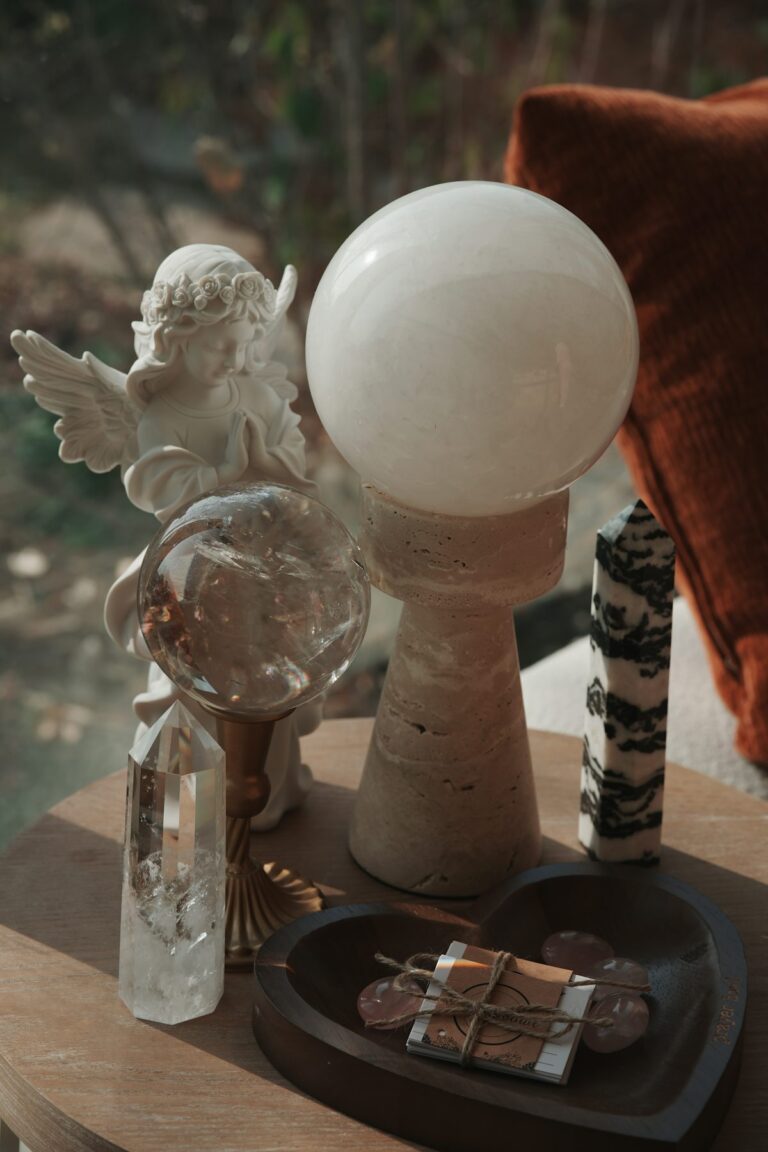 Ángel con cristales y orbe de luz — Arcángeles guía espiritual 2026