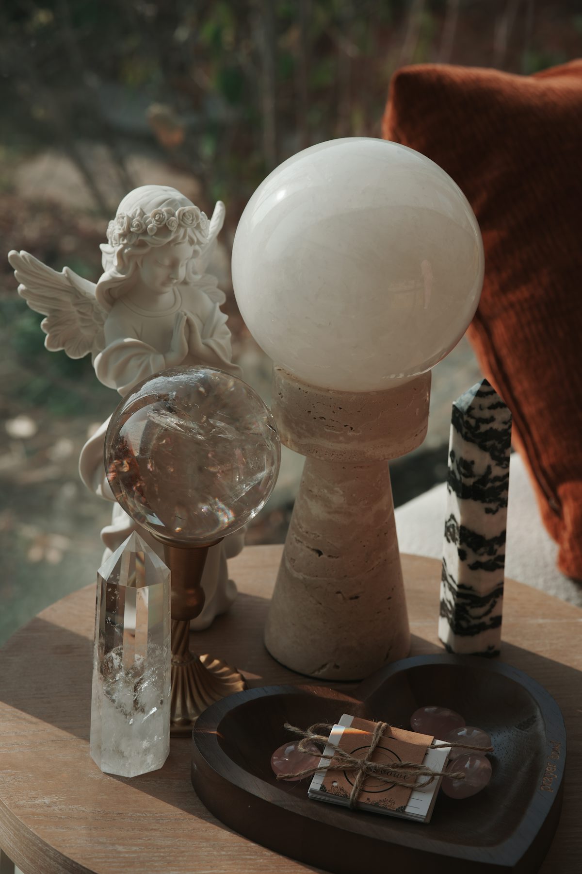 Ángel con cristales y orbe de luz — Arcángeles guía espiritual 2026